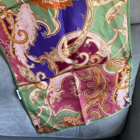 Talbots silk scarf new condition - Picture 4 of 7